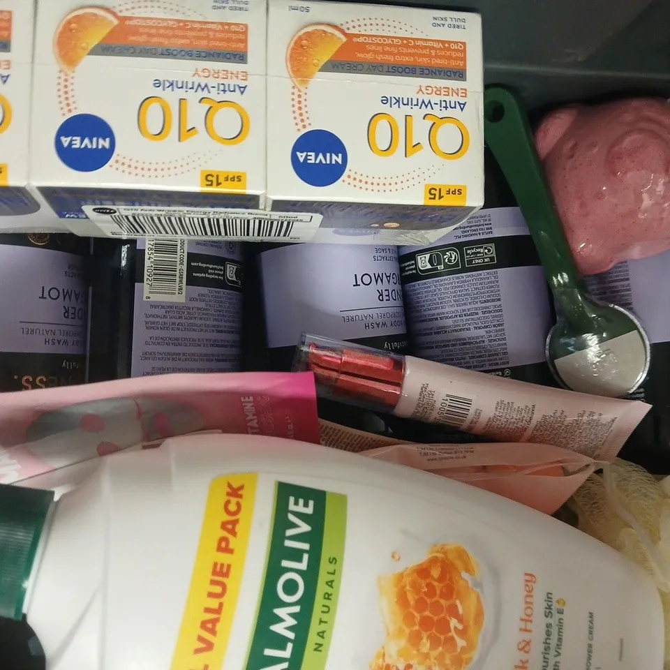 APPROXIMATELY 12 ASSORTED COSMETIC ITEMS INCLUDING VARIOUS MAKES AND BRANDS - COLLECTION ONLY