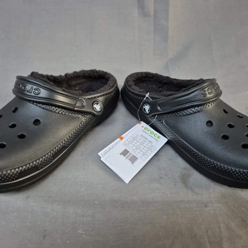 PAIR OF CROCS CLASSIC LINED CLOGS IN BLACK UK SIZE M5/W6