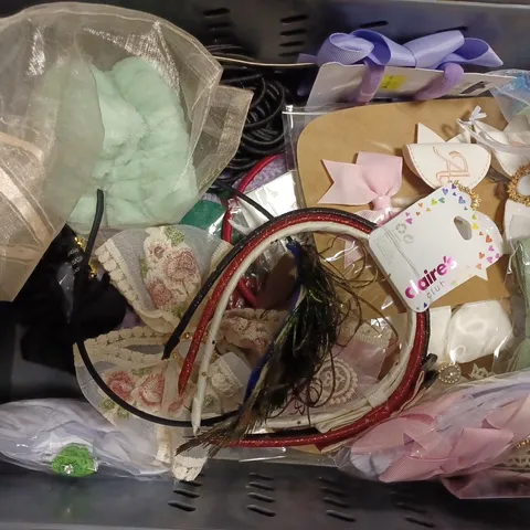 APPROXIMATELY 20 ASSORTED HAIR ACCESSORIES TO INCLUDE BANDS, CLIPS AND SCRUNCHIES