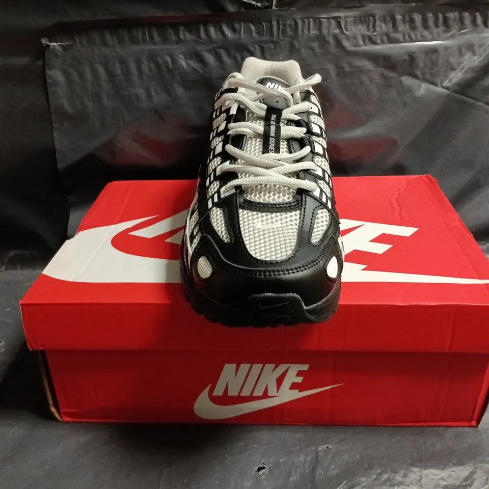 BOXED PAIR OF NIKE P-6000 TRAINERS IN BLACK/GREY SIZE UK 10
