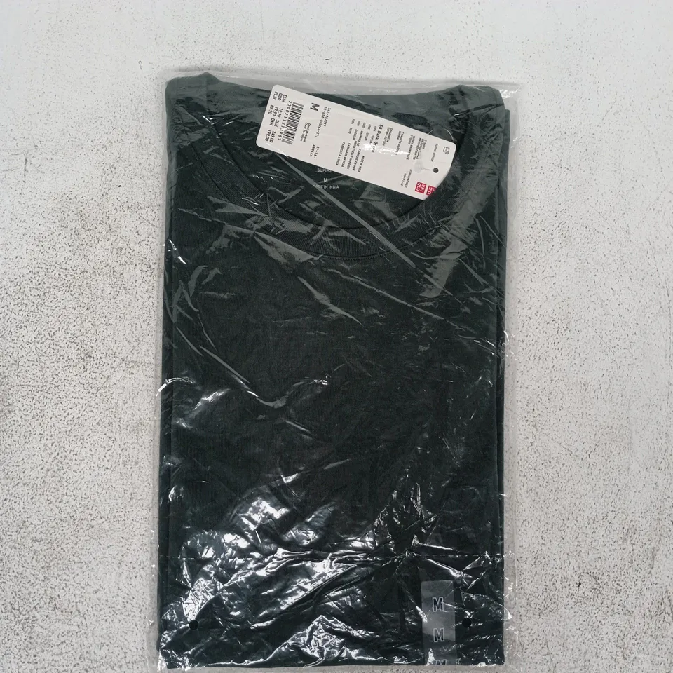 BAGGED UNIQLO SUPIMA COTTON T-SHIRT IN DARK GREEN SIZE MEDIUM