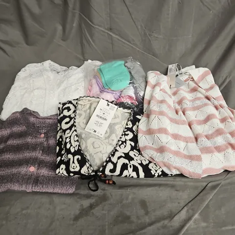 BOX OF APPROXIMATELY 20 ASSORTED CLOTHING ITEMS TO INCLUDE - TOPS - CARDIGAN - SOCKS - ETC