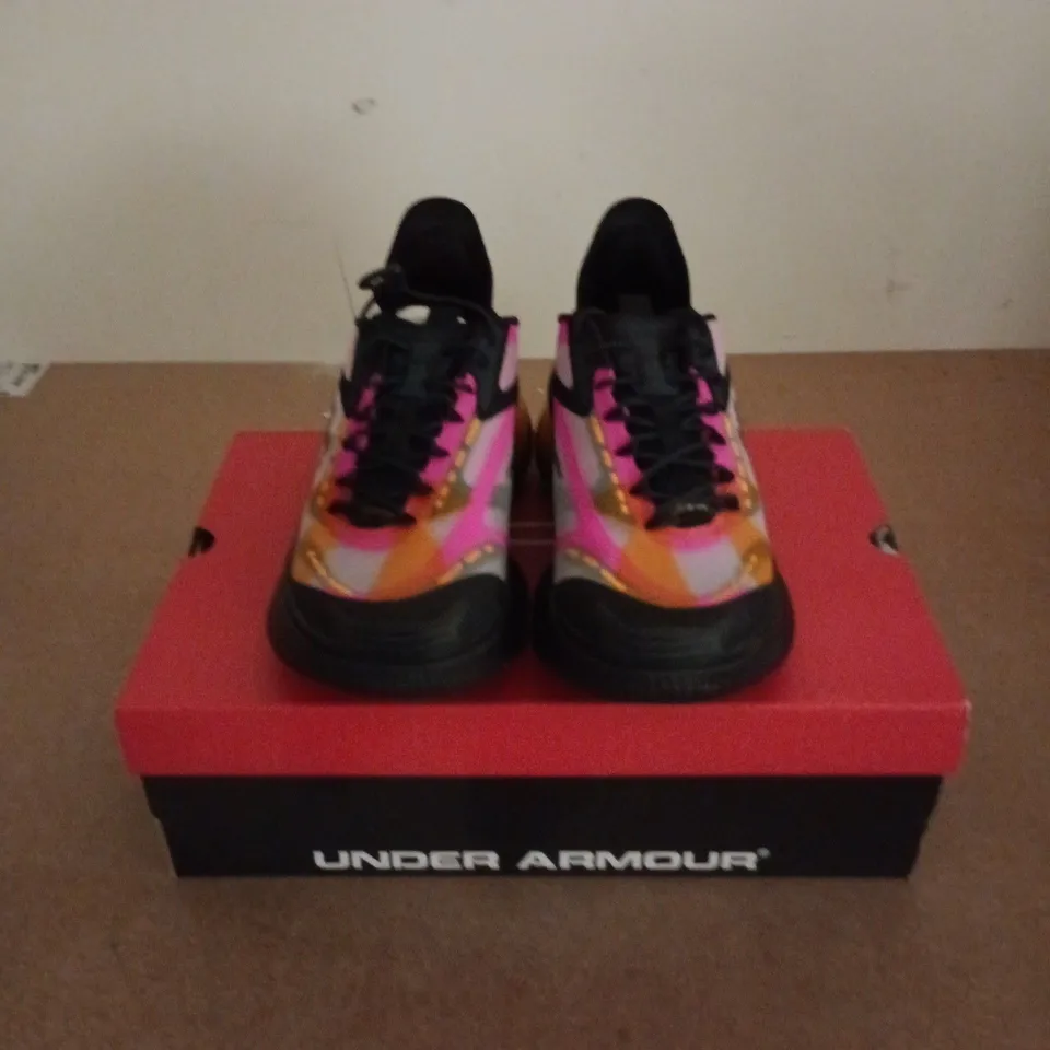 BOXED PAIR OF UNDER ARMOUR ECHO TRAINERS IN BLACK MULTI - UK 3.5