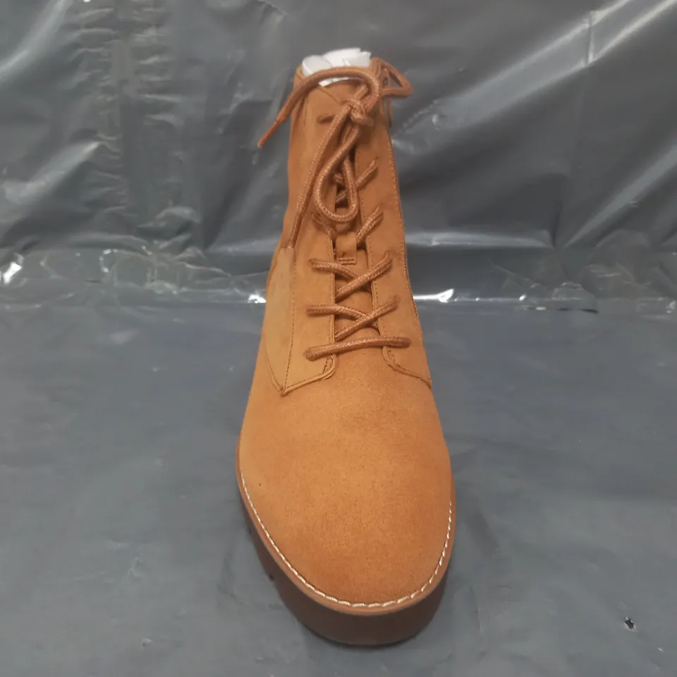 BOXED PAIR OF VIONIC LARSON LACE BOOTS IN TOFFEE SIZE 8