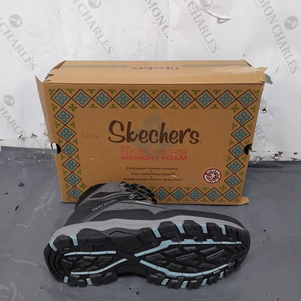 SKETCHERS MEMORY FOAM SIZE 6 GREY/BLUE WALKING BOOTS 