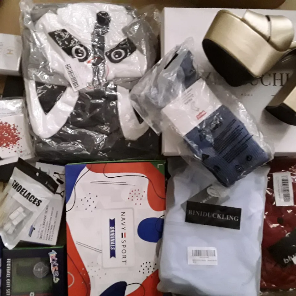 LARGE QUANTITY OF ASSORTED ITEMS TO INCLUDE MENS LEVI SOCKS, ZUNNUCHI WLMENS HEELS AND MENS POLO SHIRTSECT