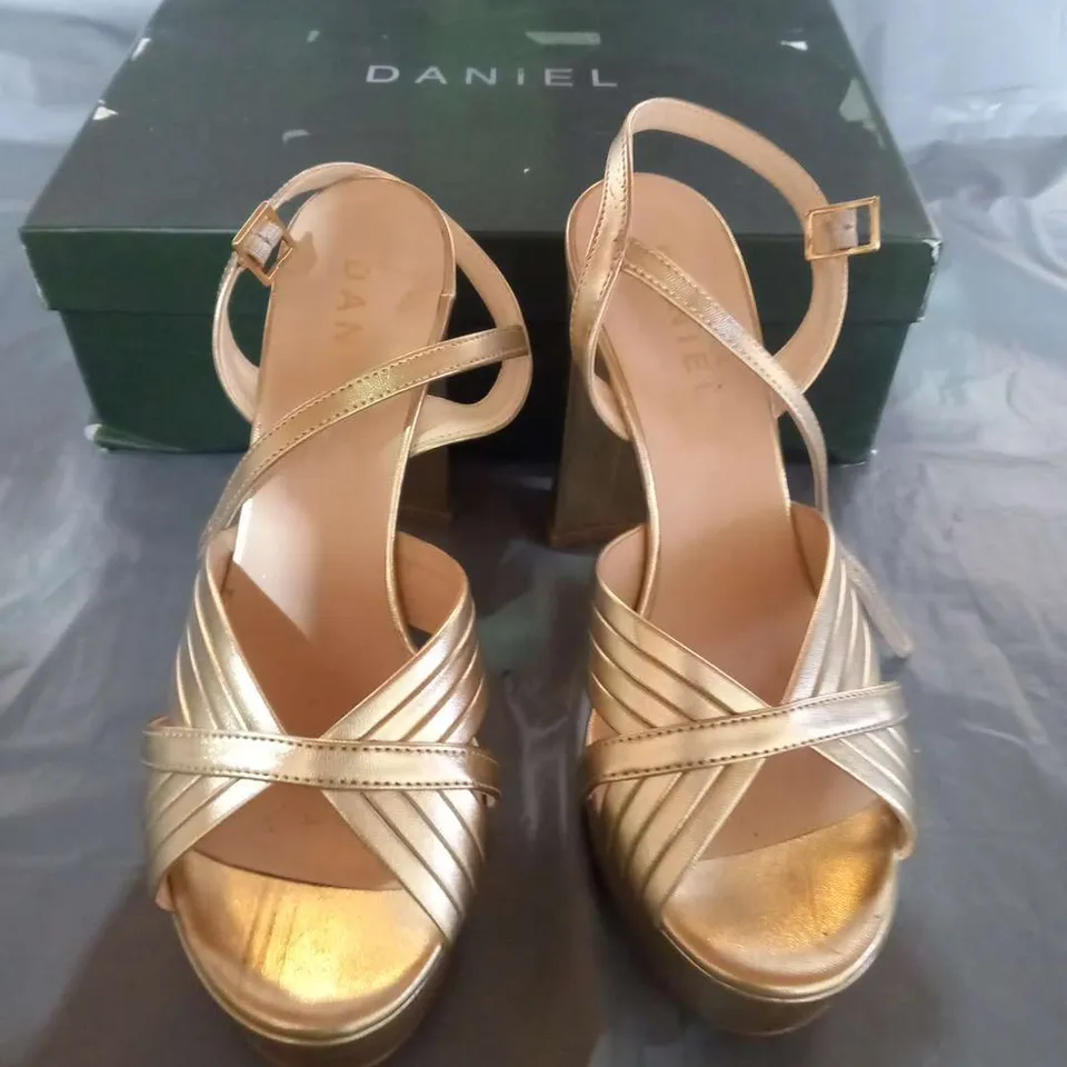 BOXED DANIEL AVERY SIZE 37