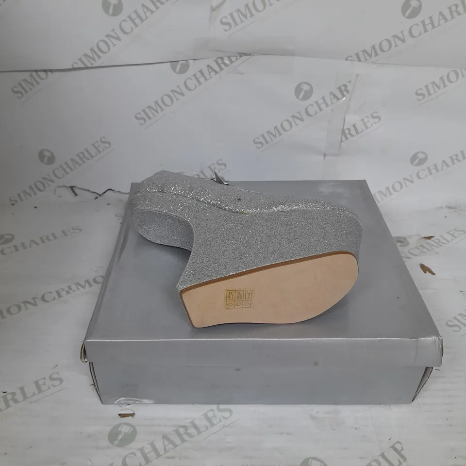 BOXED PAIR OF CASANDRA PLATFORM STRAP HEEL IN SILVER GLITTER SIZE 5