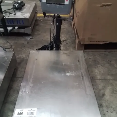 COMMERCIAL FLOOR SCALE WITH DEFENDER 3000 DISPLAY