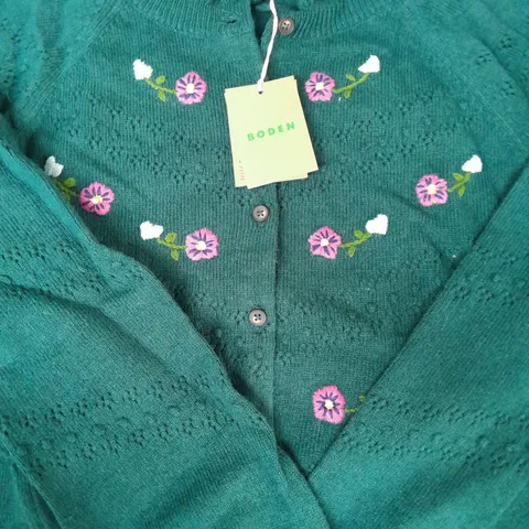 BODEN CARDIGAN IN GREEN W. FLORAL DETAIL SIZE MEDIUM