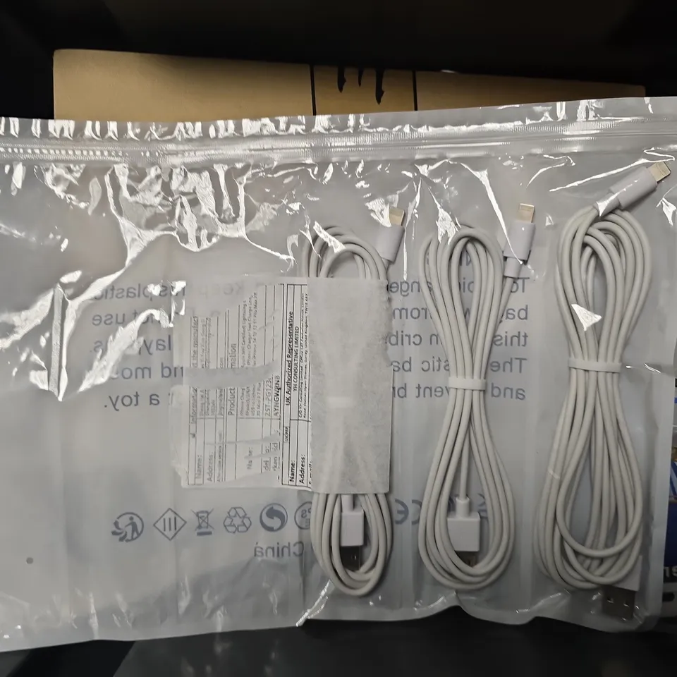 APPROXIMATELY 8 ASSORTED ITEMS TO INCLUDE - TORRAS STAND CASE , GLASS SCREEN PRO , AD POWER BANK ETC