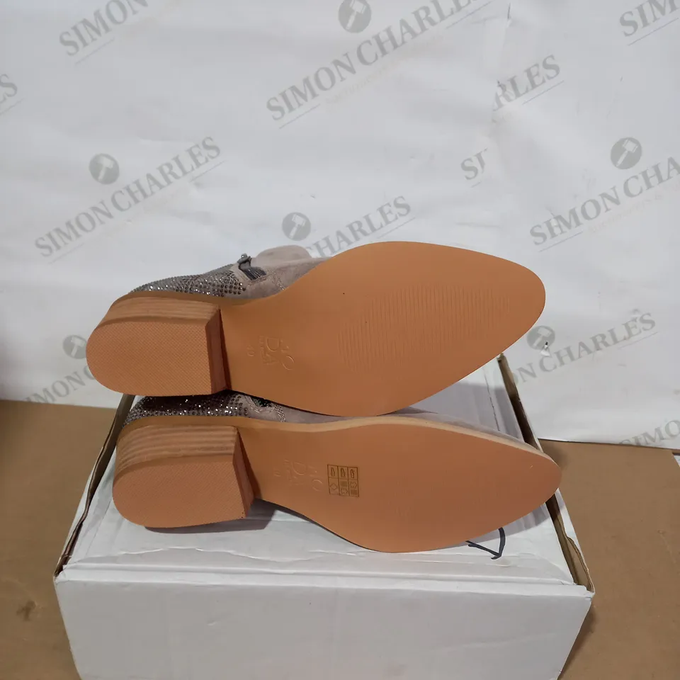 BOXED PAIR OF MODA IN PELLE BOOTS - SIZE 40