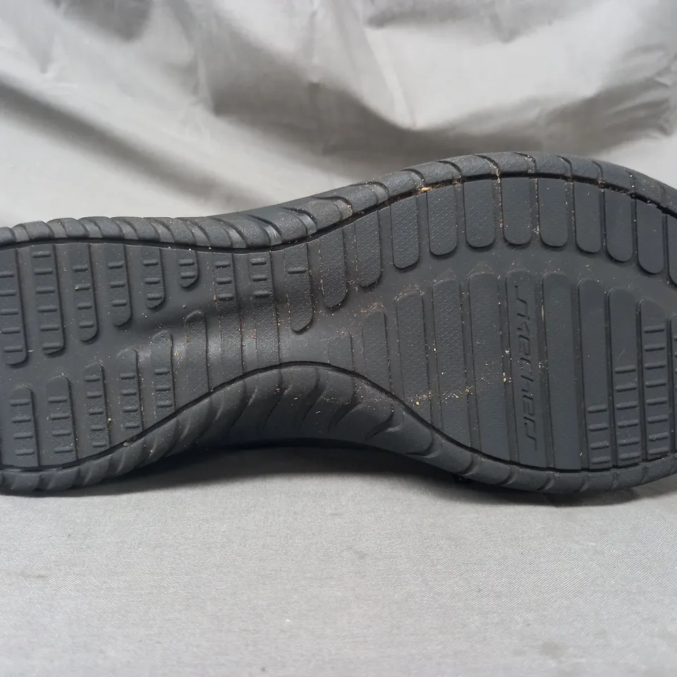 BOXED PAIR OF SKECHERS TRAINERS IN BLACK SIZE 7