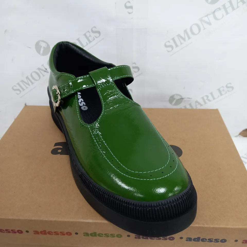 BOXED PAIR OF ADESSO GREEN LEATHER SHOES SIZE 6