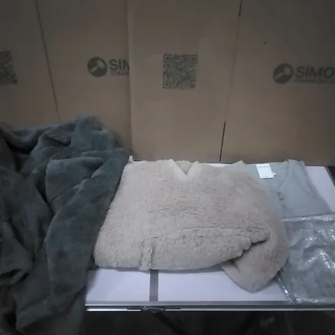 A PALLET TO CONTAIN APPROXIMATELY 85 WOMENS DESIGNER CLOTHES WHICH INCLUDE;JD WILLIAMS OVERSIZED HOODIE, JUMPERS, LOUNGE WEAR ETC