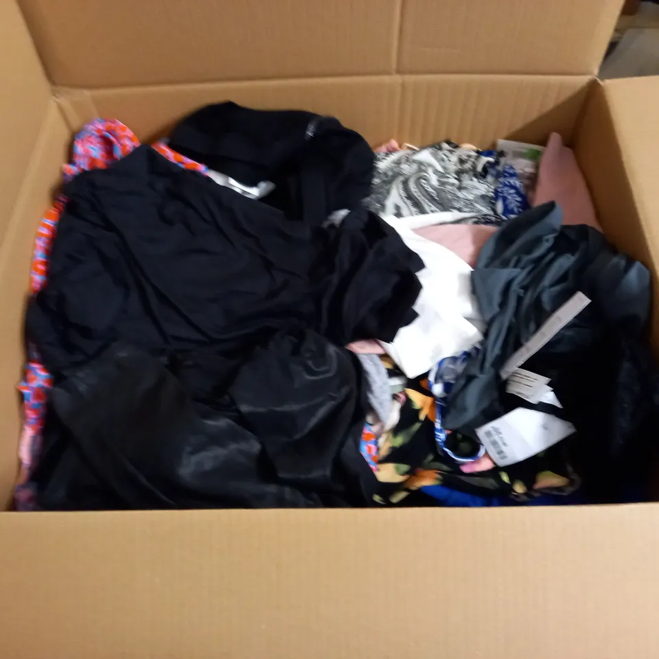 LARGE QUANTITY OF ASSORTED CLOTHING ITEMS TO INCLUDE BOOHOO, PRIMARK AND BILLIE & BLOSSOM