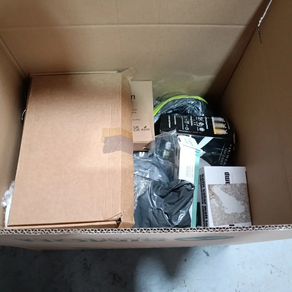LOT OF APPROXIMATELY 30 ASSORTED HOUSEHOLD ITEMS TO INCLUDE MINI EASELS, HEAVY DUTY BIN BAGS AND SCHEALBE INNER TUBES