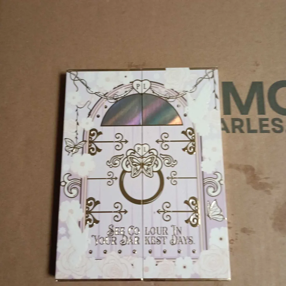 PLOUISE BLUSH MAKEUP PALETTE WITH 12 PINK HEART-SHAPED PANS