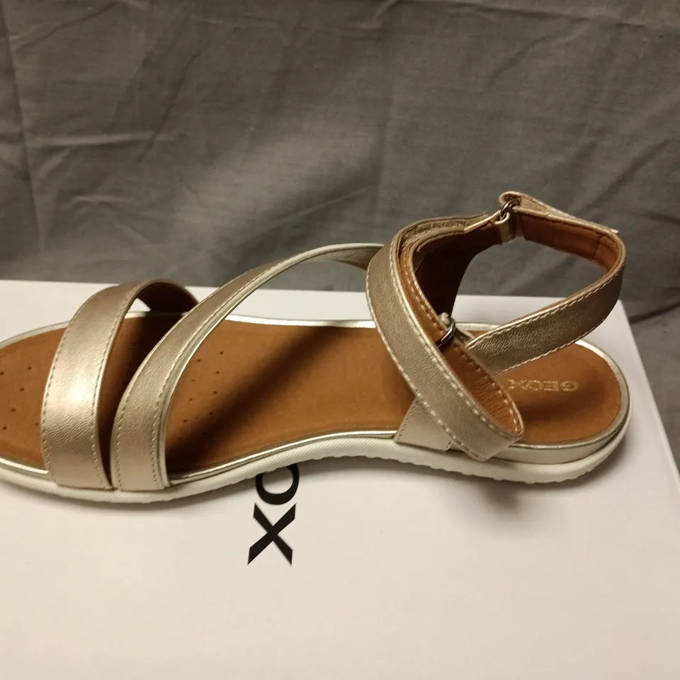 GEOX VEGA A PEARL SYNTHETIC LEATHER SANDALS – LT GOLD, UK 6 (EU 39)