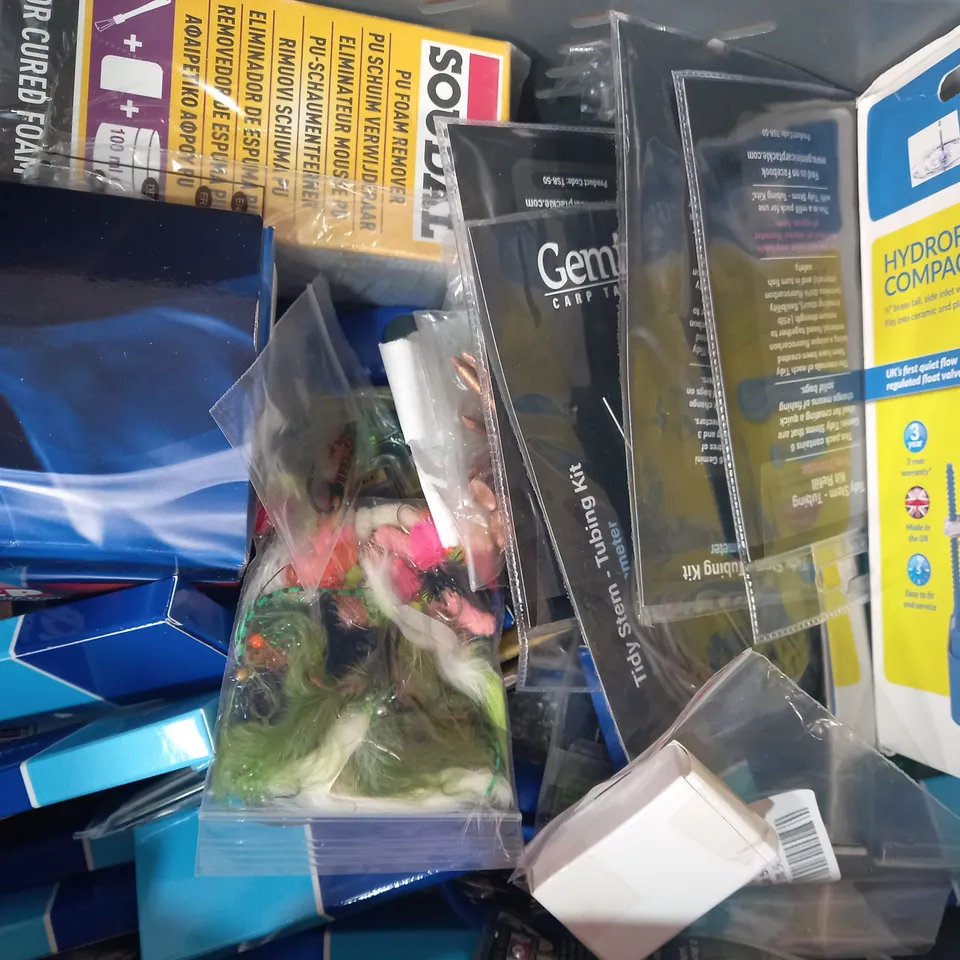 LOT OF APPROXIMATELY 10 ASSORTED HOUSEHOLD ITEMS TO INCLUDE SUPER TORCH, EXTENDABLE DUSTER, KENIY LED MIRROR CLOCK, ETC
