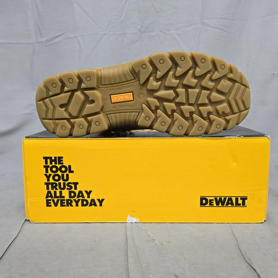 BOXED PAIR OF DEWALT AKRON HONEY STEEL TOE CAP SAFETY BOOTS SIZE UK 8