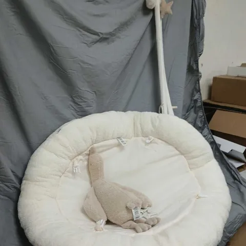 BABY NURSERY ROUND LOUNGE / BABY NEST WITH PLUSH INTERIOR AND STAR/POM-POM DECORATIONS (VERIFY MODEL)