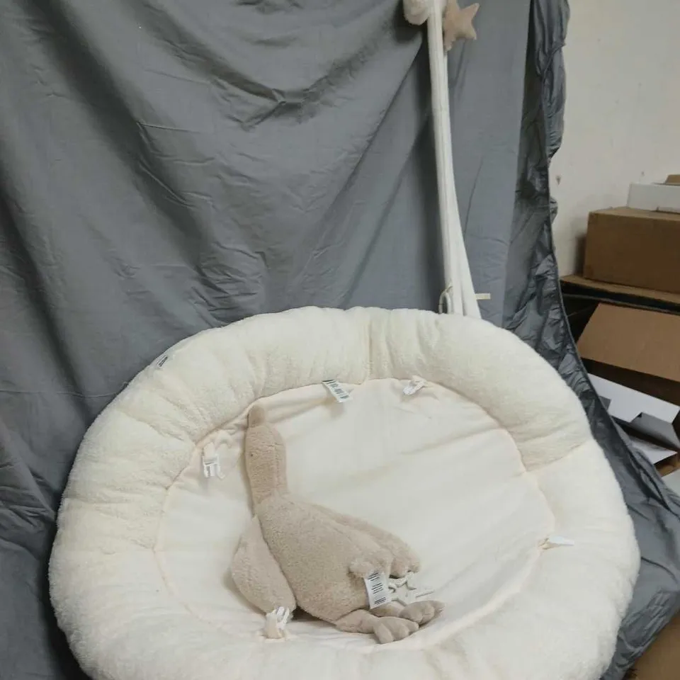 BABY NURSERY ROUND LOUNGE / BABY NEST WITH PLUSH INTERIOR AND STAR/POM-POM DECORATIONS (VERIFY MODEL)