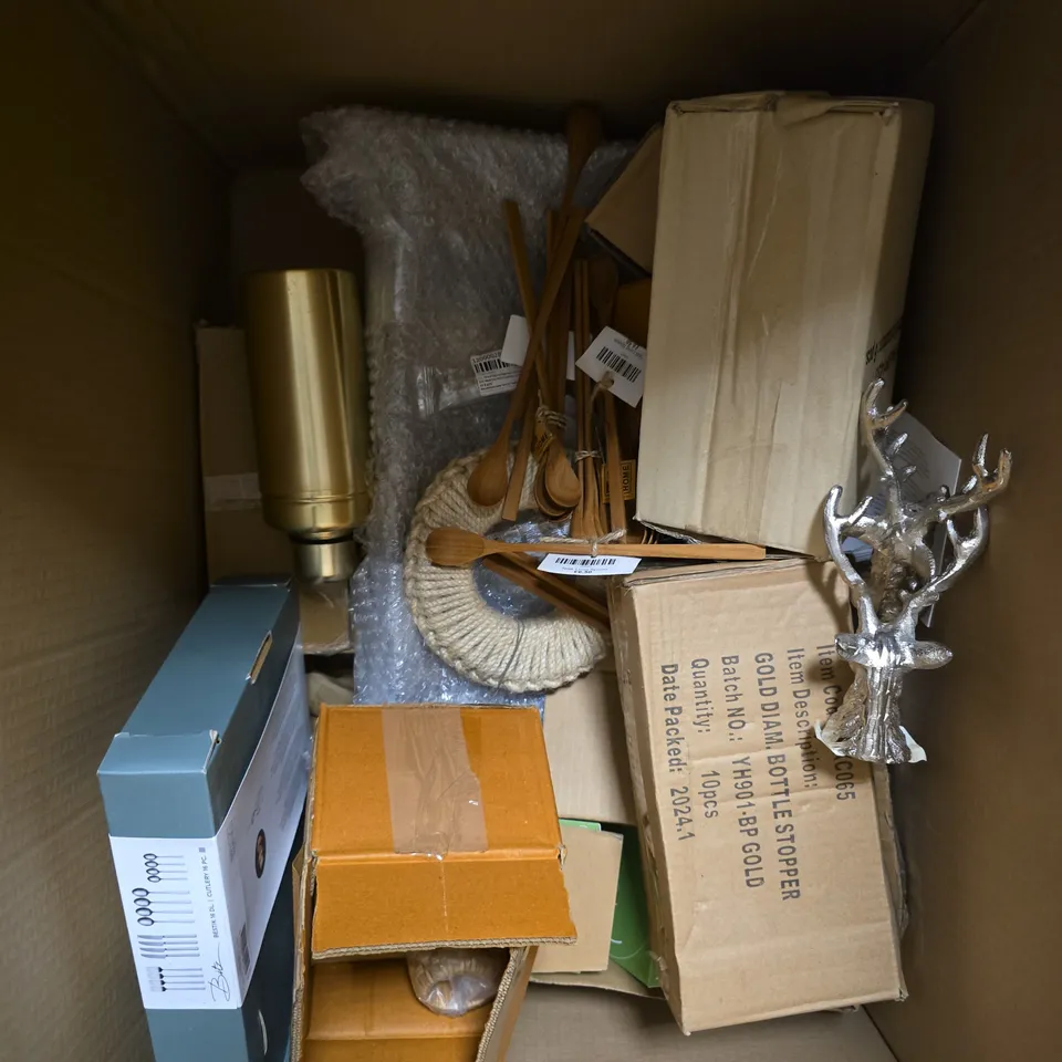 APPROXIMATELY 15 ASSORTED HOUSEHOLD PRODUCTS TO INCLUDE ORNAMENTS, CUTLERY, COCKTAIL SHAKER ETC 