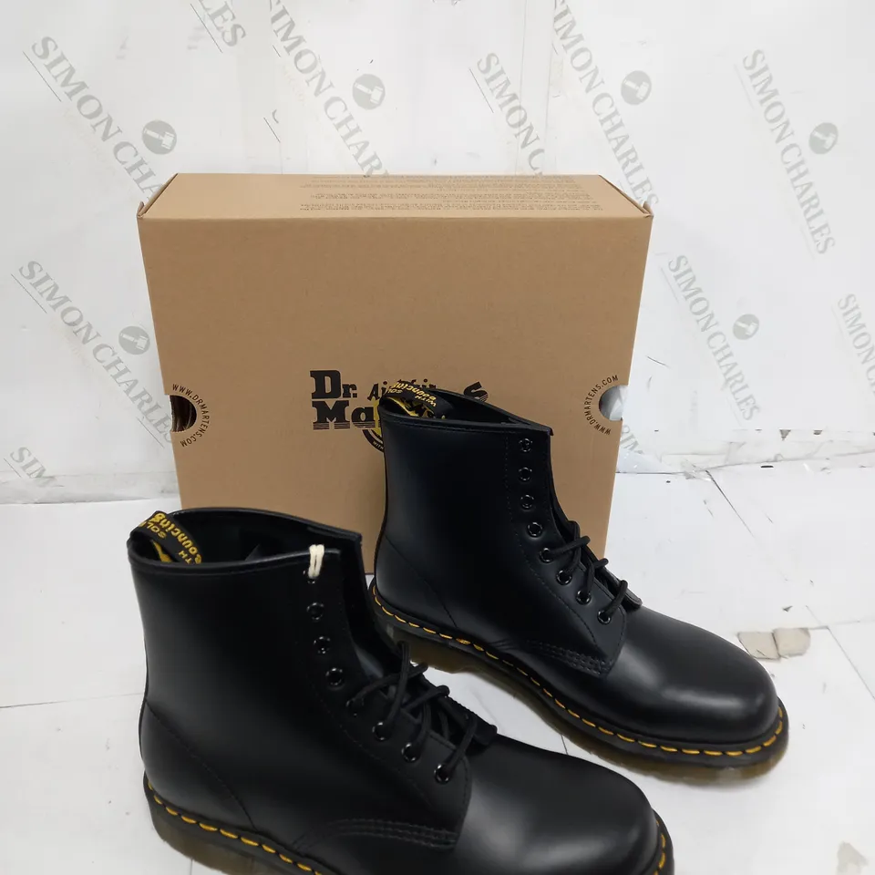 BOXED PAIR OF DR MARTENS BOOTS 1460 BLACK UK 8 