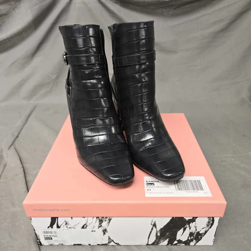 BOXED PAIR OF MODA IN PELLE FLARE BLOCK HEEL BOOTS - 7