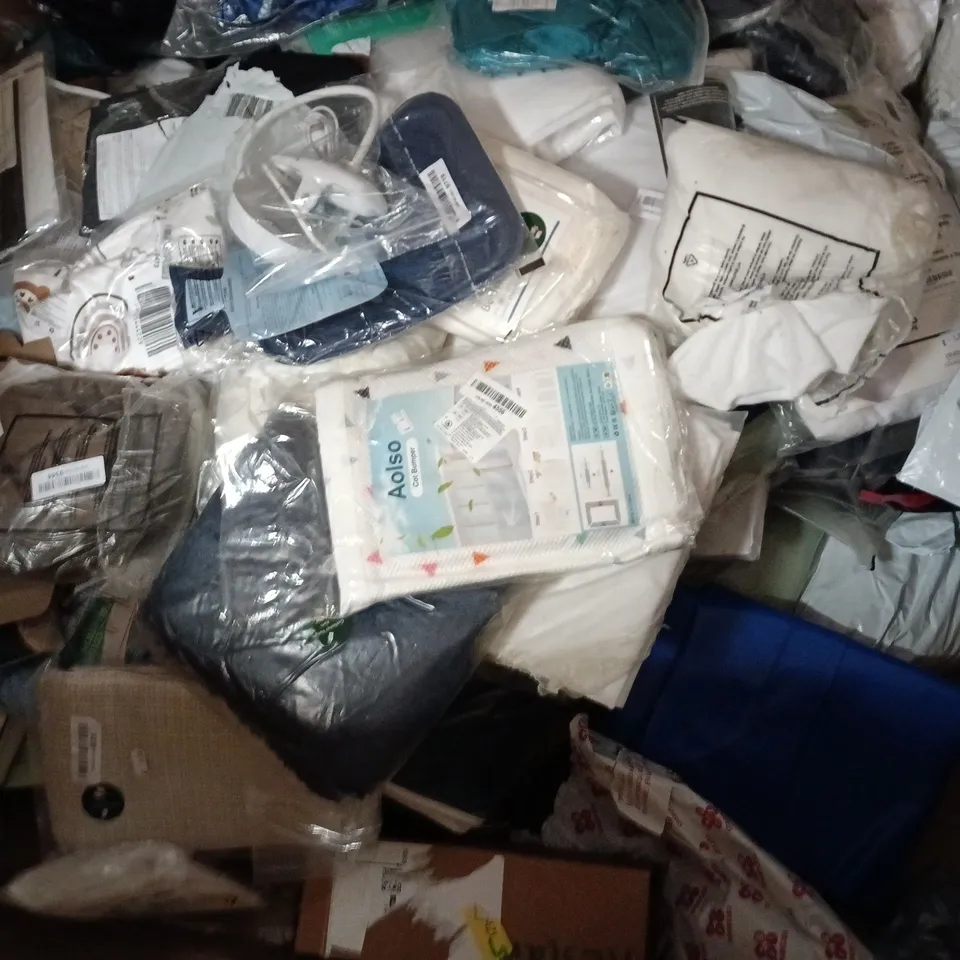 PALLET OF APPROXIMATELY 30 ASSORTED HOUSEHOLD ITEMS TO INCLUDE BED SKIRTS, DUVET COVERS, ETC - COLLECTION ONLY