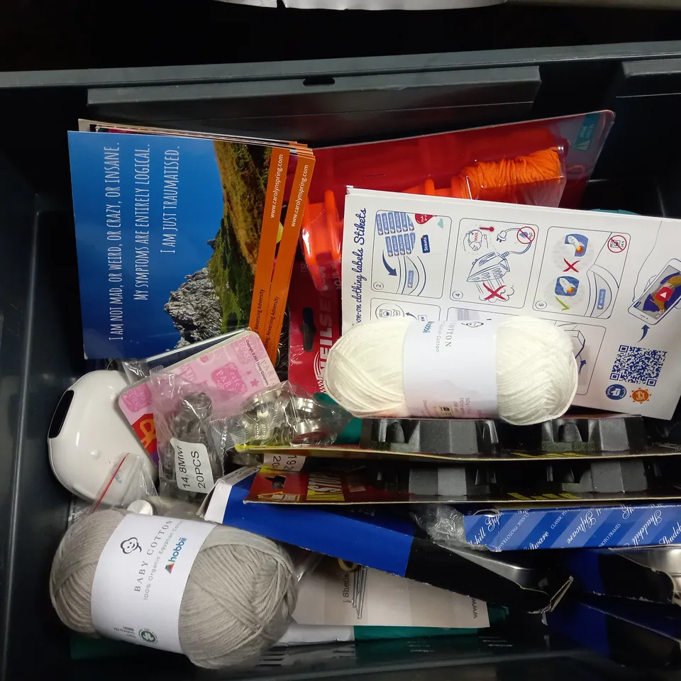 LOT OF APPROX 20 HOUSEHOLD ITEMS TO INCLUDE 10 PIECE MATHS SET, DOG LEAD AND A WATER BOTTLE