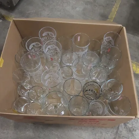 BOX CONTAINING APPROXIMATELY 34x ASSORTED DRINKS GLASSES