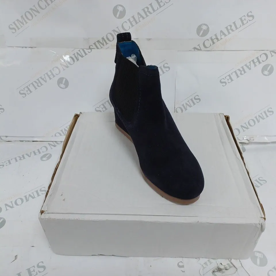 BOXED PAIR OF WHITE STUFF ISSY SUEDE WEDGE BOOTS IN NAVY BLUE - UK SIZE 6