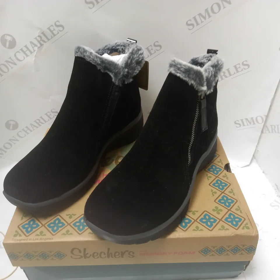 BOXED SKETCHERS MEMORY FOAM HIGH ZIP BOOTS - SIZE 6