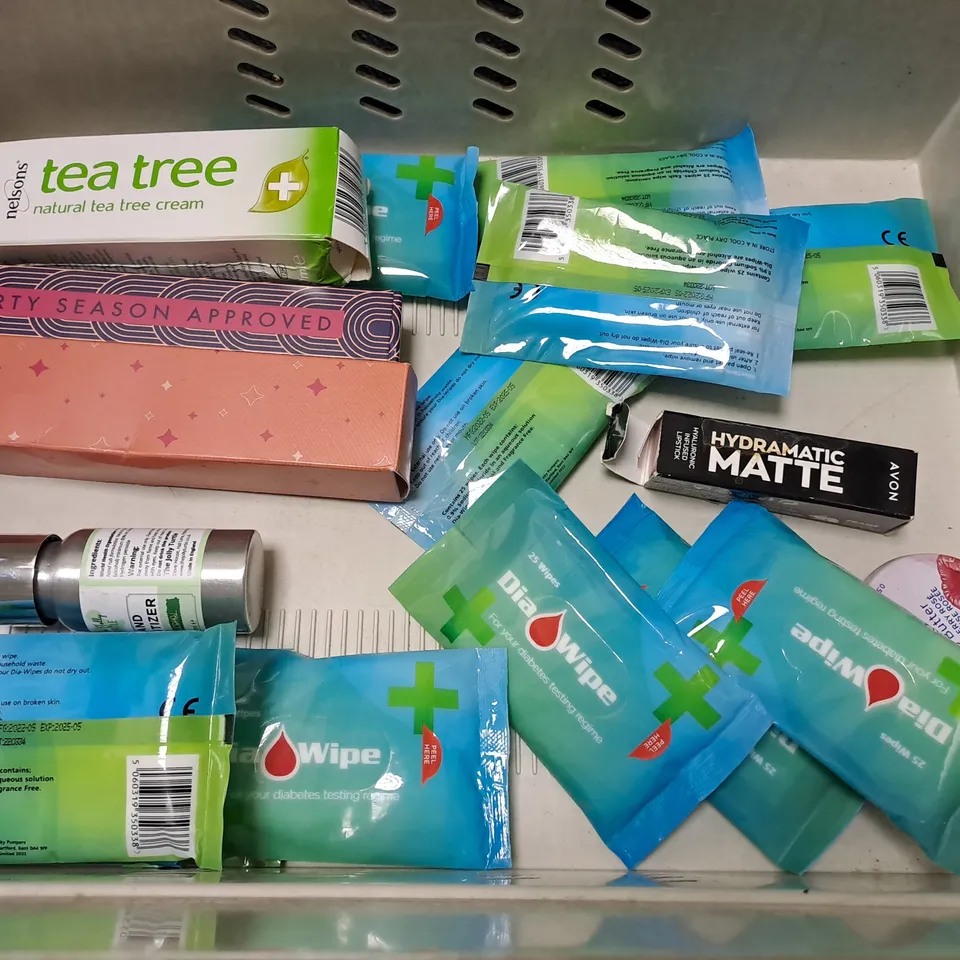 LOT OF APPROXIMATELY 19 ASSORTED HEALTH AND BEAUTY ITEMS TO INCLUDE AUSTRALIAN GOLD TAN EXTENDER, INKEYLIST SALICYLIC ACID CLEANSER AND DOG SHAMPOO