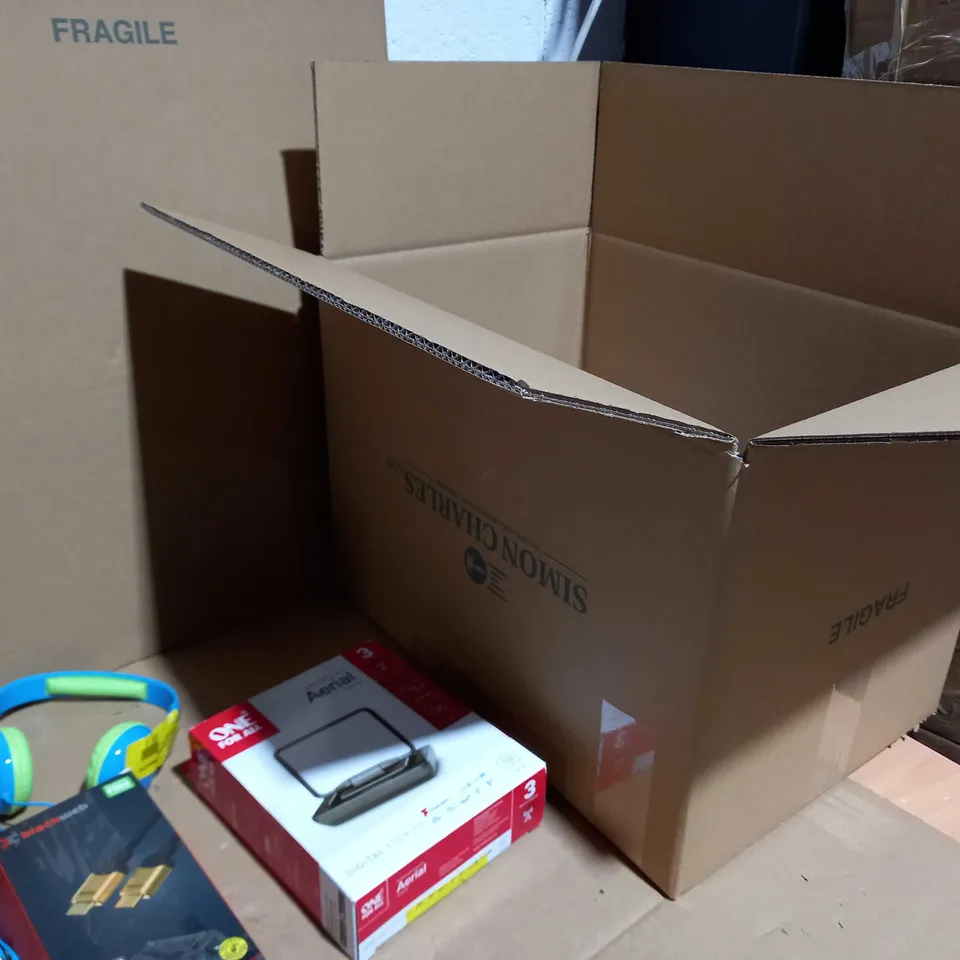 LOT OF APPROX 15 ASSORTED ELECTRICAL ITEMS TO INCLUDE: HDMI CABLE, AERIAL, UNIVERSAL WALL MOUNT