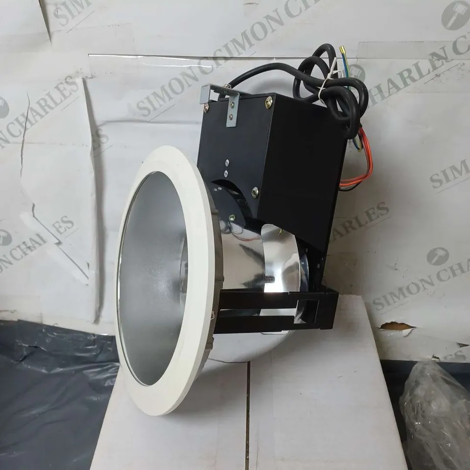 LOT CONTAINING X20 GU4SQSP 230V SQUARE QUADRUPLE GU/Z SPOTLIGHTS, 9 ADJUSTABLE WHITE WALL LIGHTS MODEL WB309 12 LARGE WALL MOUNTED SPOTLIGHTS