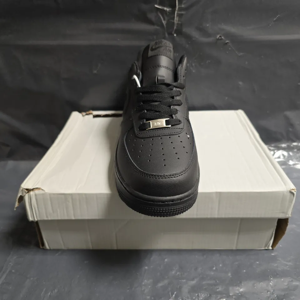 BOXED PAIR OF NIKE AIR FORCE 1 '07 SHOES IN BLACK SIZE UK 8.5