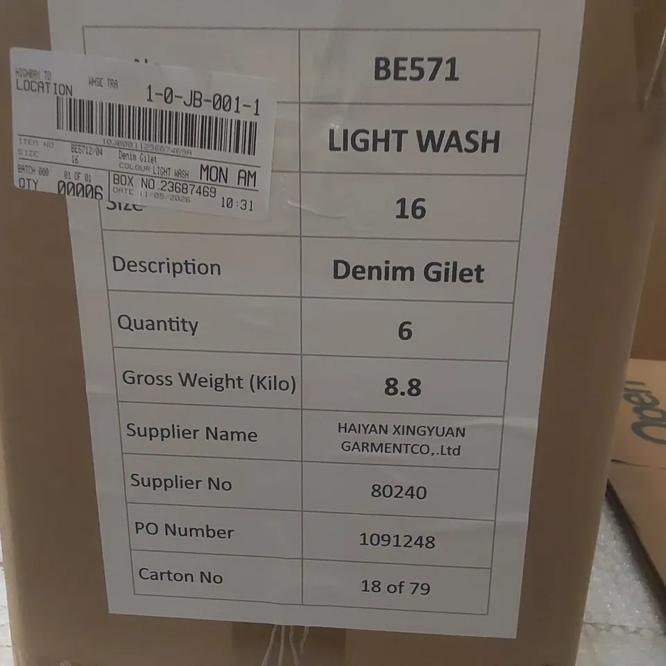 BOX CONTAINING APPROXIMATELY 6x BRAND NEW LIGHT WASH DENIM GILETS - SIZE