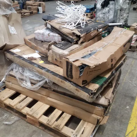 PALLET CONTAINING ASSORTED PRODUCTS INCLUDING PARASOL BASES & DOG CRATES