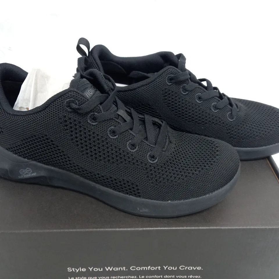 BOXED VIONIC BLACK TRAINER'S SIZE 6