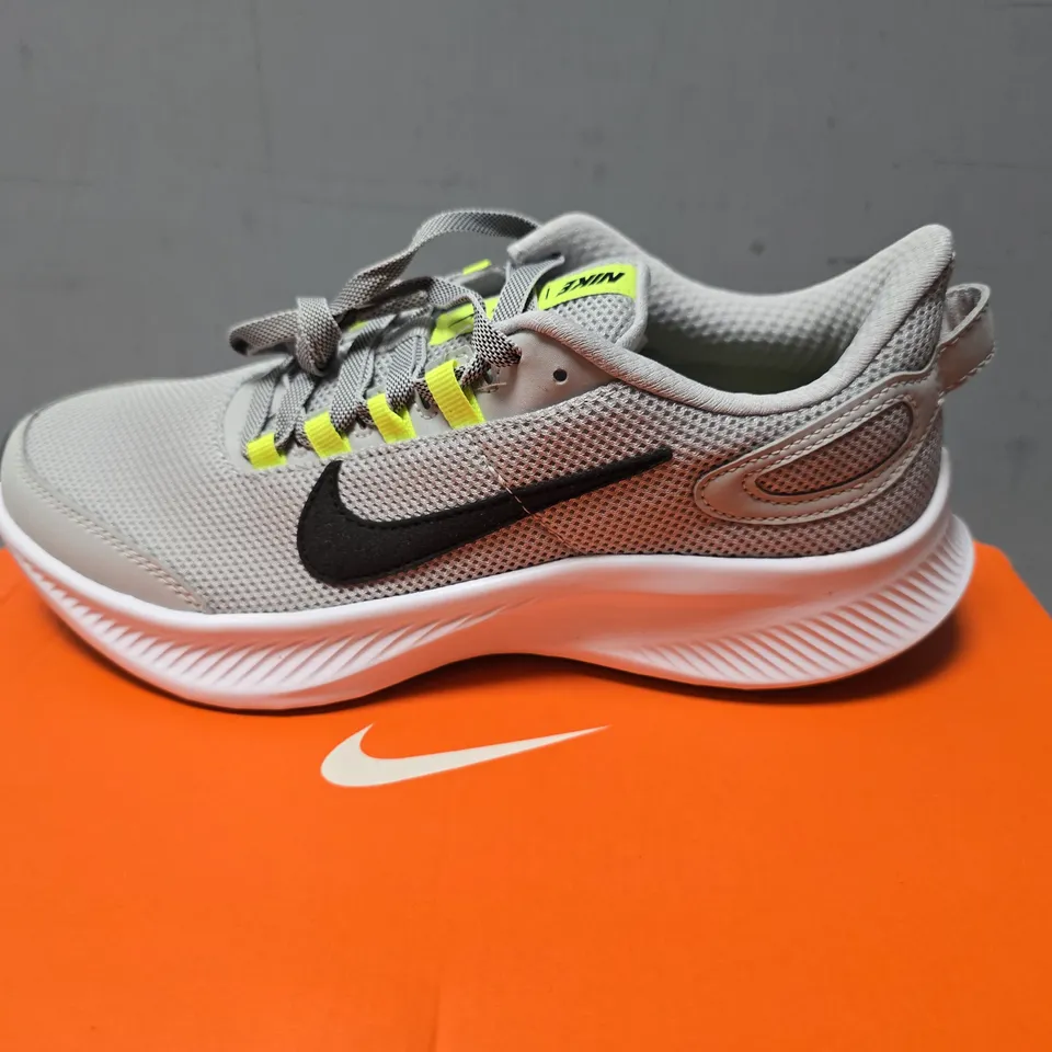 BOXED NIKE RUNALLDAY 2 SIZE 6