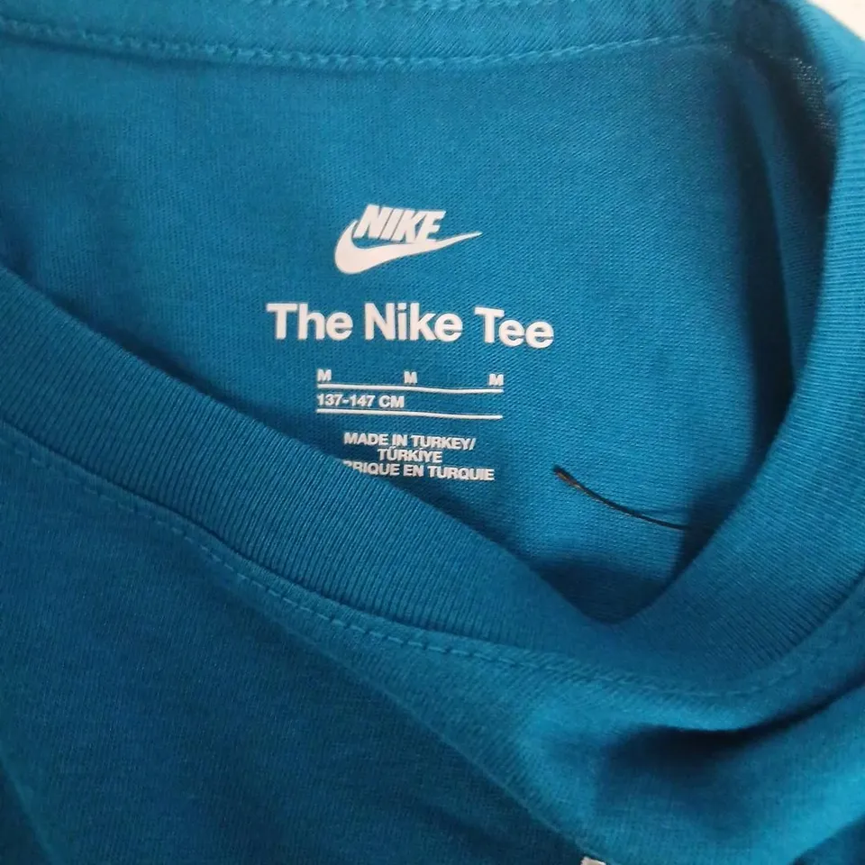 NIKE THE NIKE TEE – TEAL YOUTH T‑SHIRT, SIZE M (137-147 CM) – MADE IN TURKEY