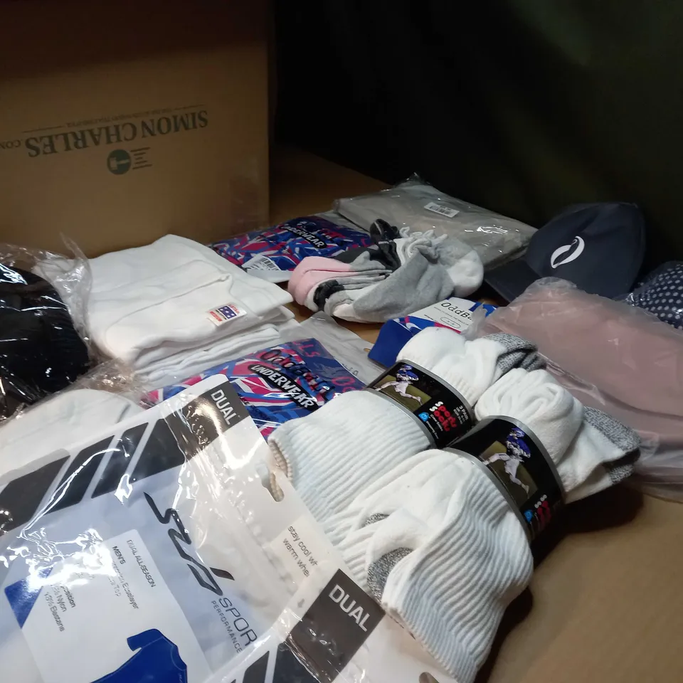 LOT OF APPROX. 15 ASSORTED CLOTHING ACCESSORIES  IN VARYING SIZES/COLOURS/STYLES TO INCLUDE: HANDBAGS, SOCKS, COMPRESSION BASELAYER