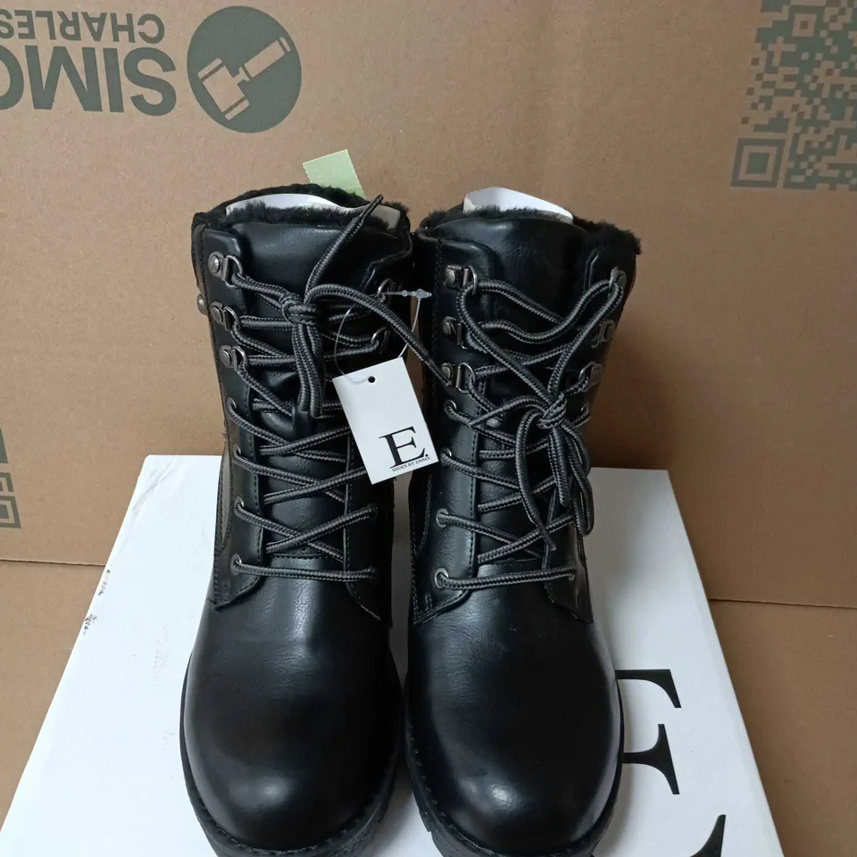 BOXED PAIR OF EMMA SHOES BY EMMA – BLACK LEATHER LACE-UP ANKLE BOOTS WITH FUR LINING - SIZE 7