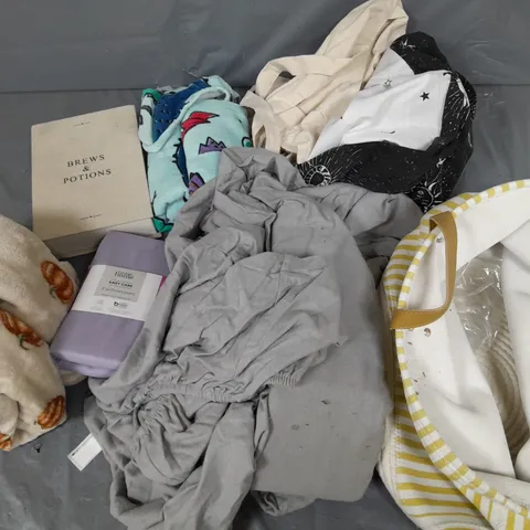 APPROXIMATELY 8 ASSORTED HOUSEHOLD ITEMS TO INCLUDE VARIOUS BEDDING IN VARIOUS SIZES AND STYLES, STORAGE BUCKET, AND DECOR BOOK ETC.