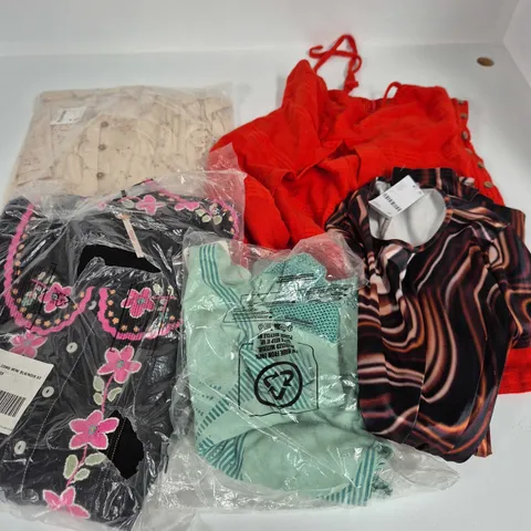 APPROXIMATELY 40 ASSORTED WOMENS JACKETS/JUMPERS CLOTHING ITEMS IN VARIOUS SIZES, STYLES & COLOURS TO INCLUDE BRANDS SUCH AS IETS FRANS, URBAN OUTFITTERS, FREE PEOPLE, ETC - COLLECTION ONLY