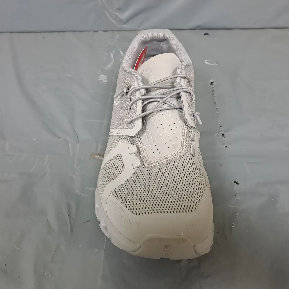 PAIR OF ON CLOUD 5 TRAINERS IN GREY - UK 7