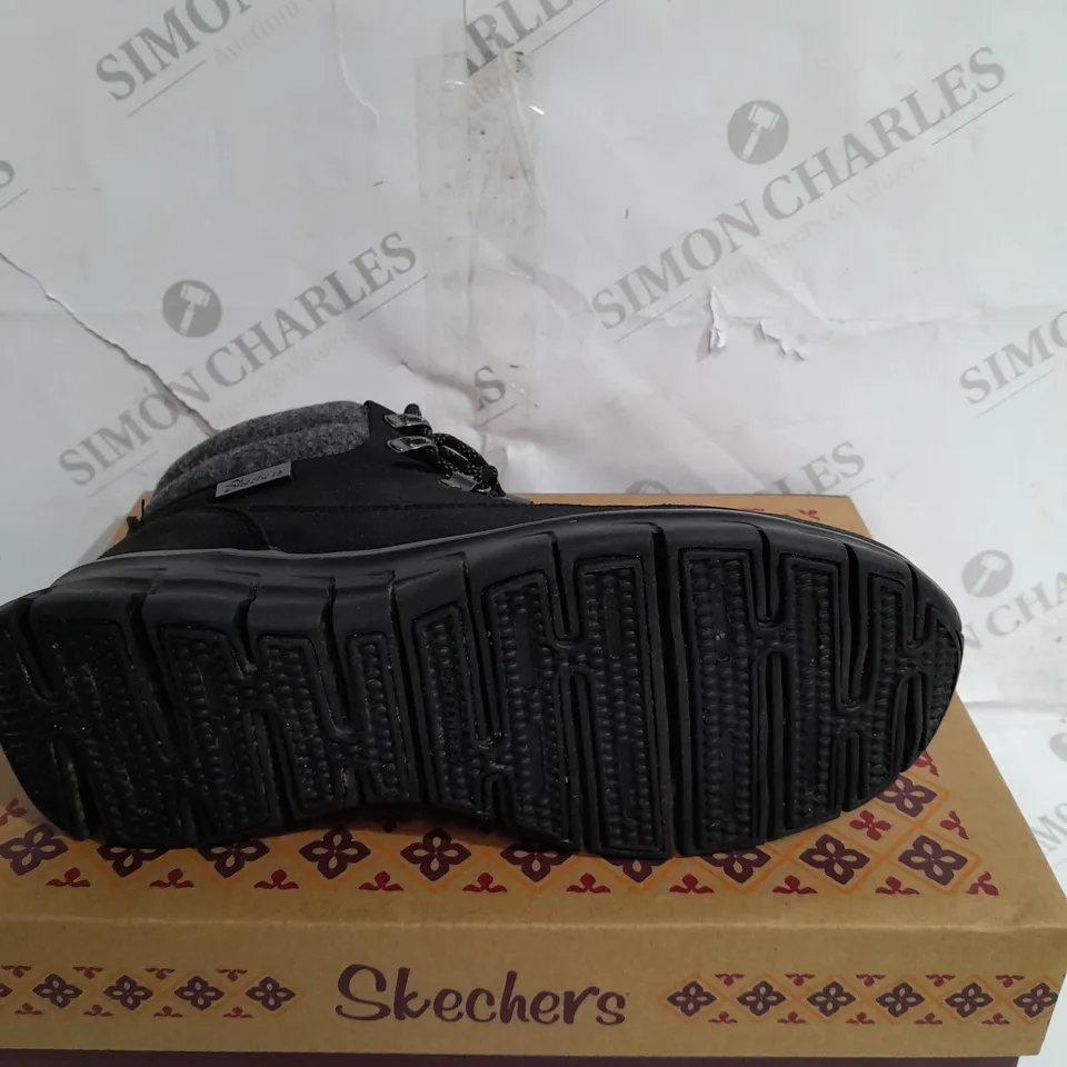 BOXED PAIR OF SKECHERS SYNERGY WARM BOOTS, BLACK - SIZE 5